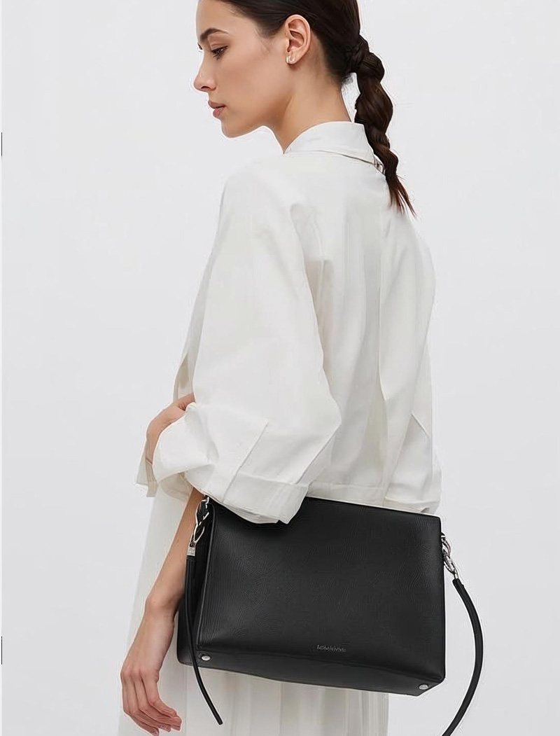 รับผลิตกระเป๋าหนัง Crossbody Bag ดีไซน์โมเดิร์น