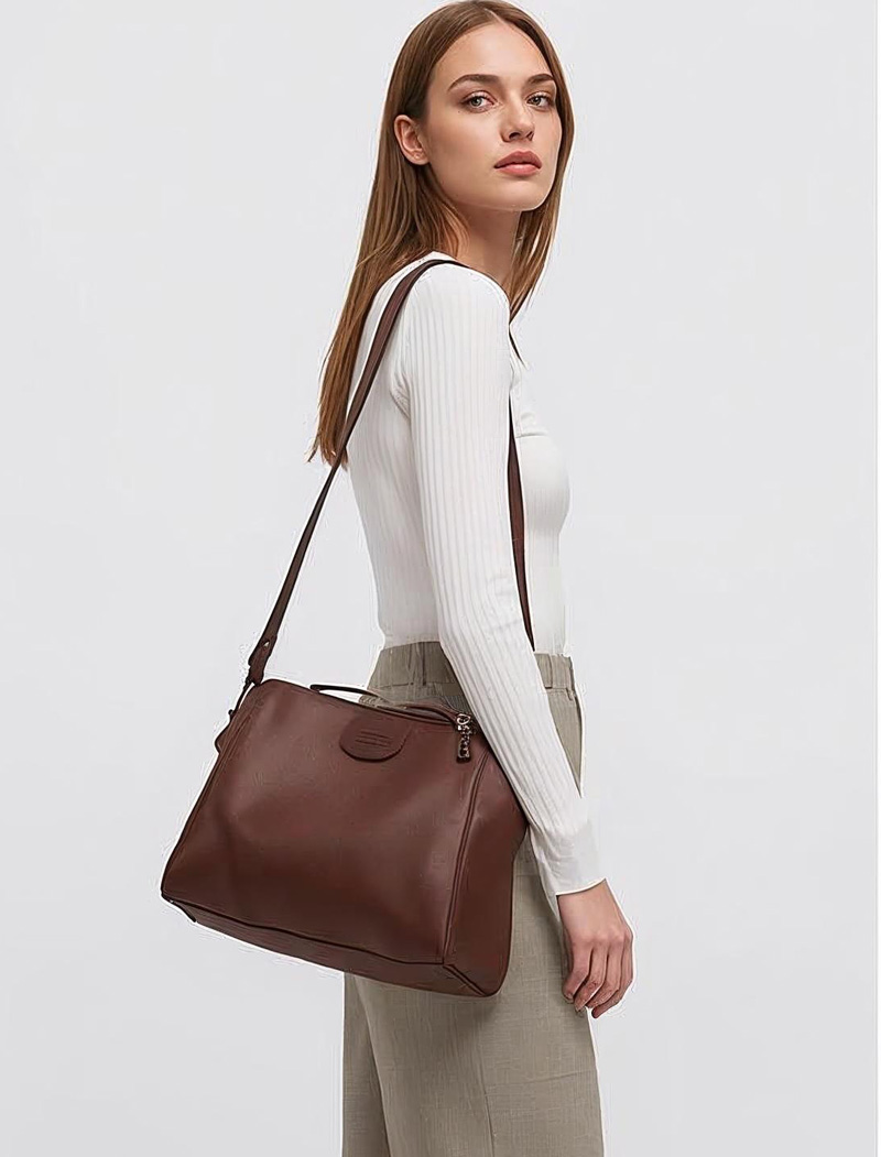 รับผลิตกระเป๋าหนัง Crossbody Bag ดีไซน์โมเดิร์น